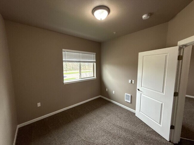 Building Photo - 4261 Hawthorne Ave NE