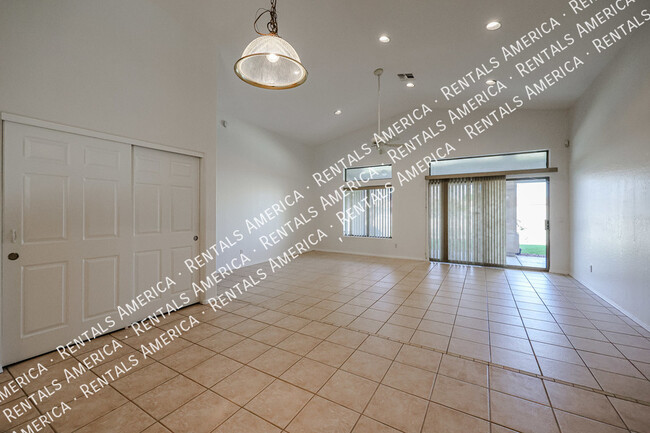 Building Photo - 10844 W Palm Ln