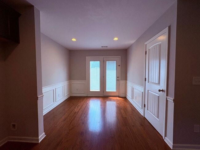 Building Photo - Stunning Stratford Park Townhome