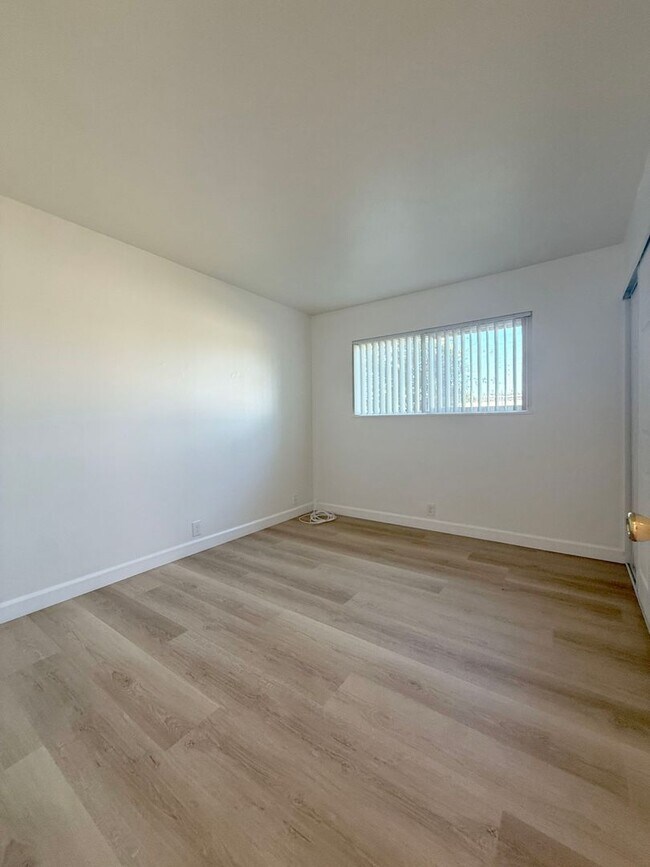 Building Photo - 4 Bed +2 Bath + 2 Car Garage - New Kitchen...