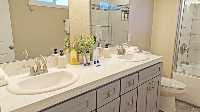 Building Photo - Beautiful Home with Modern Comforts