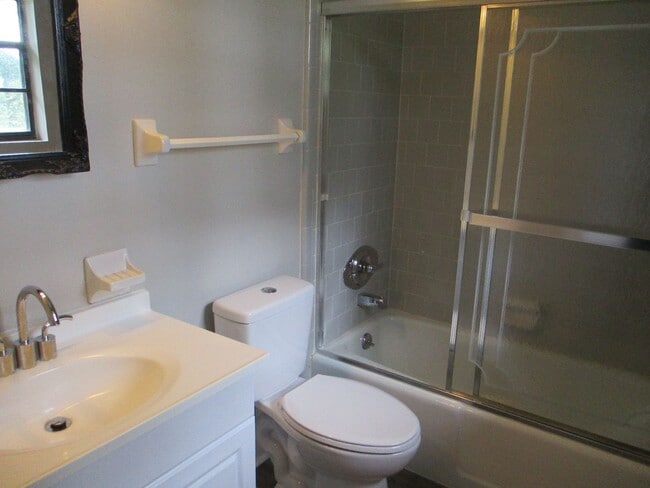 Building Photo - Updated 4 Br brick home in Martinez