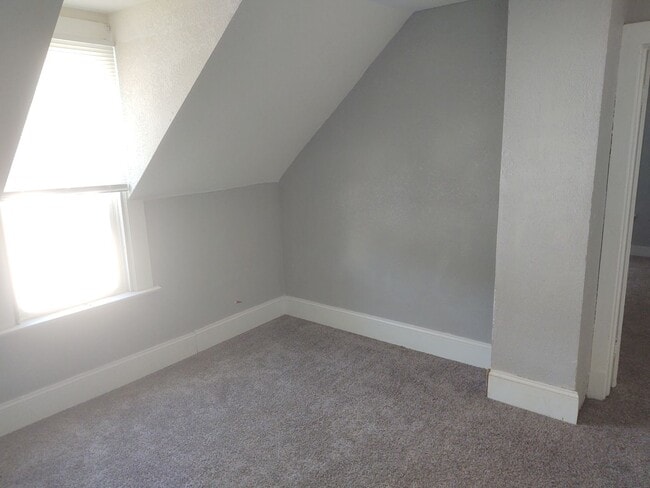 Building Photo - 3 Bedroom 1 Bathroom House W/ Bonus room &...