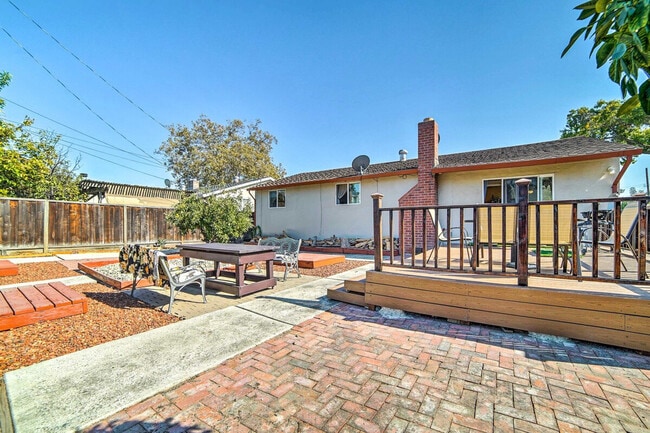 Building Photo - 2475 Armstrong Pl