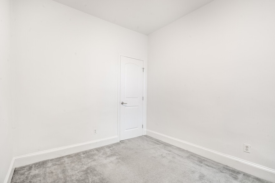 Building Photo - 1316 N Hollywood St