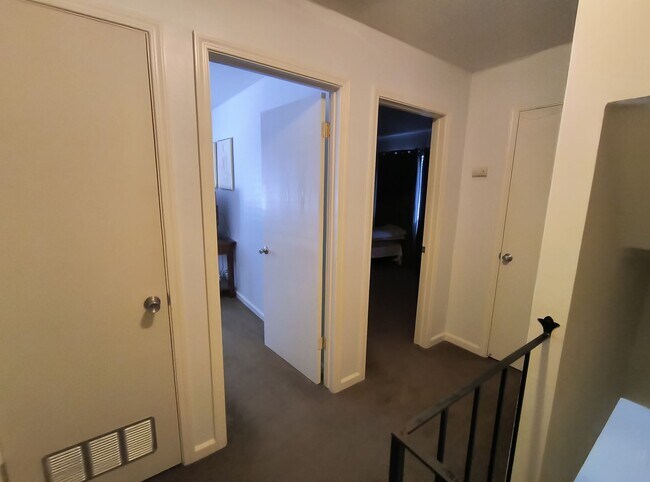 Building Photo - AVAILABLE NOVEMBER 1ST! Cute updated 2 bed...