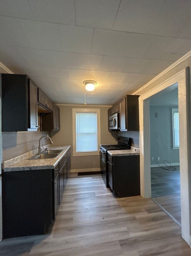 Building Photo - * Accepting Section 8 * 2-Bedroom, 1-Bathr...