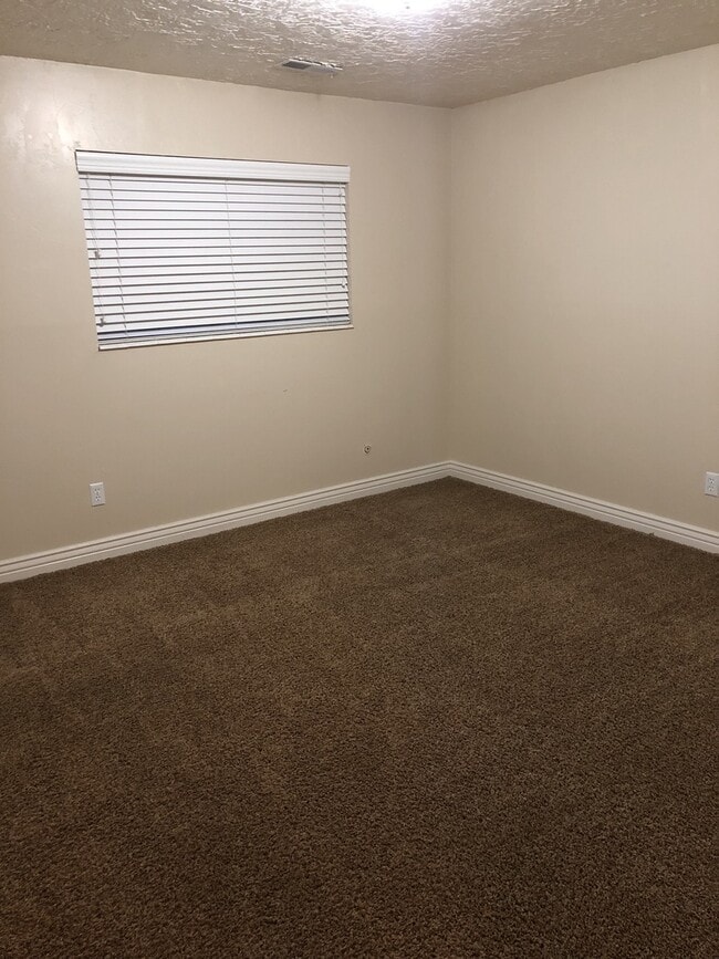 Building Photo - Duplex Available In Gorgeous Holiday Area