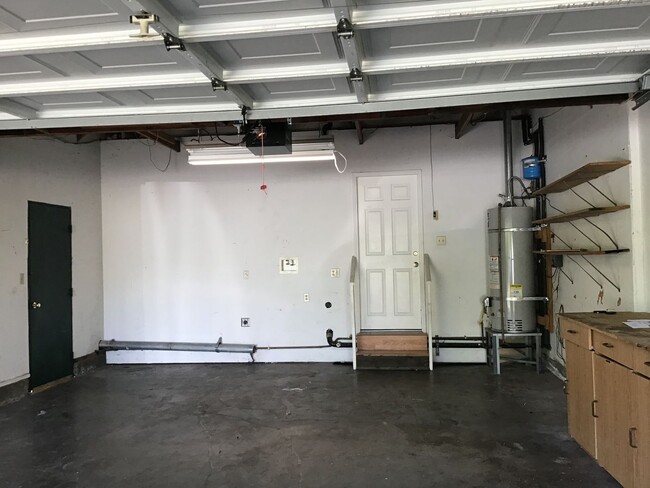 Building Photo - Three bedroom home in Fair Oaks