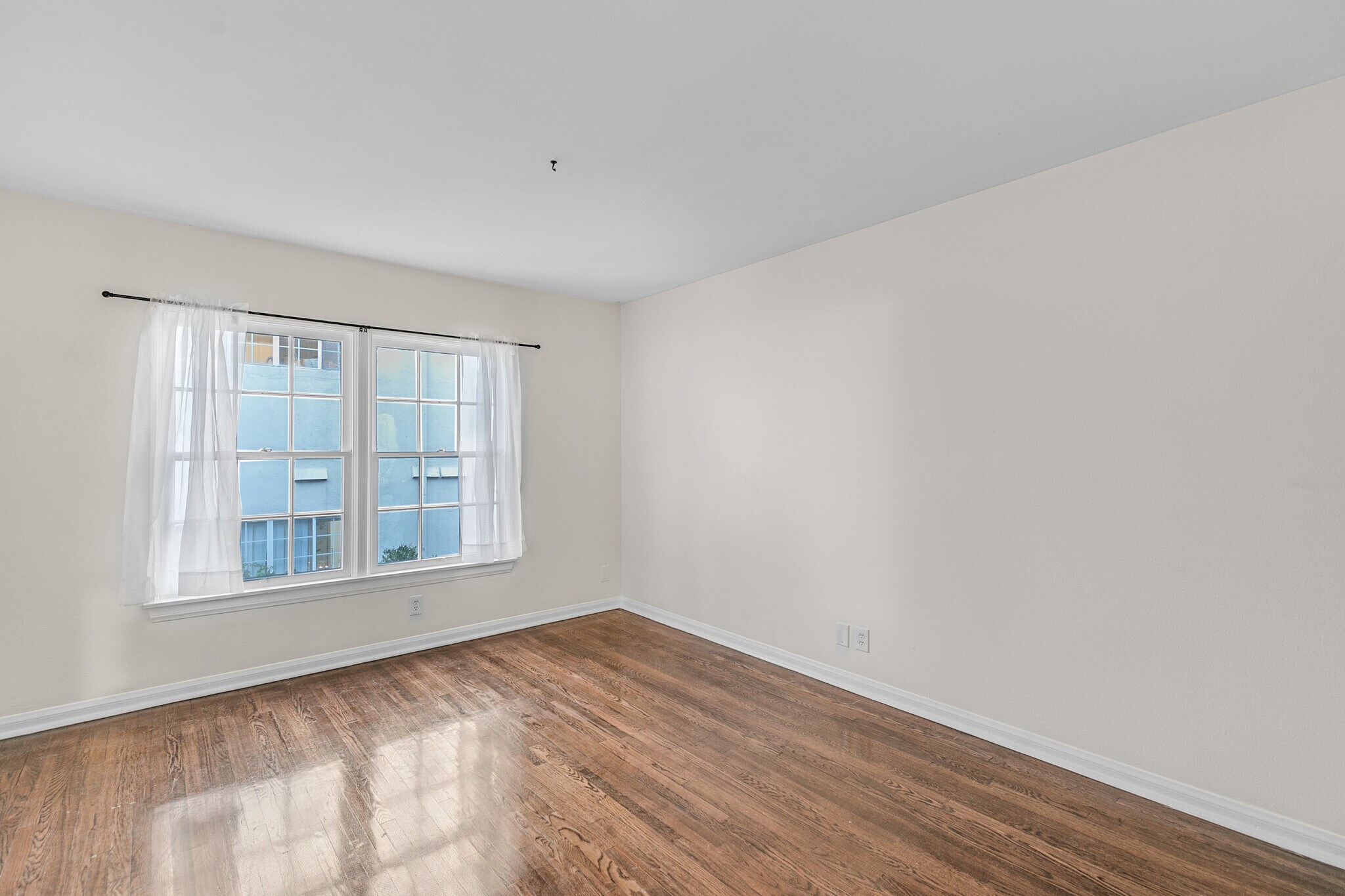 Building Photo - 222 S Rexford Dr