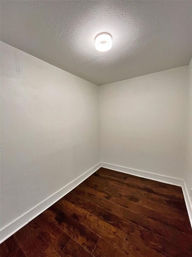 Building Photo - Remodeled 2 Bedroom, 2 Bath Home Reay for New Tenants- Lots of Storage- Near Historic Riverside- ...