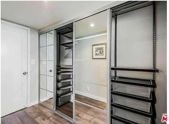 Main bedroom - 1606 S Barrington Ave