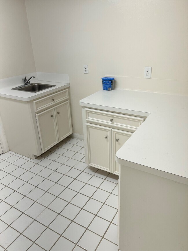 Building Photo - 807 Kipp Ave