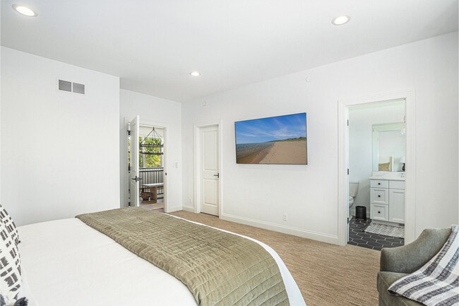 Building Photo - 6736 Saugatuck Bch Rd