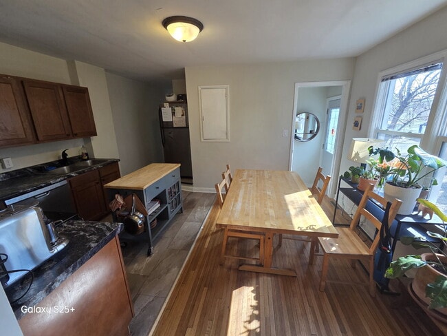 Building Photo - Charming 3-Bedroom, 1-Bath Duplex for Rent! VIDEO TOUR