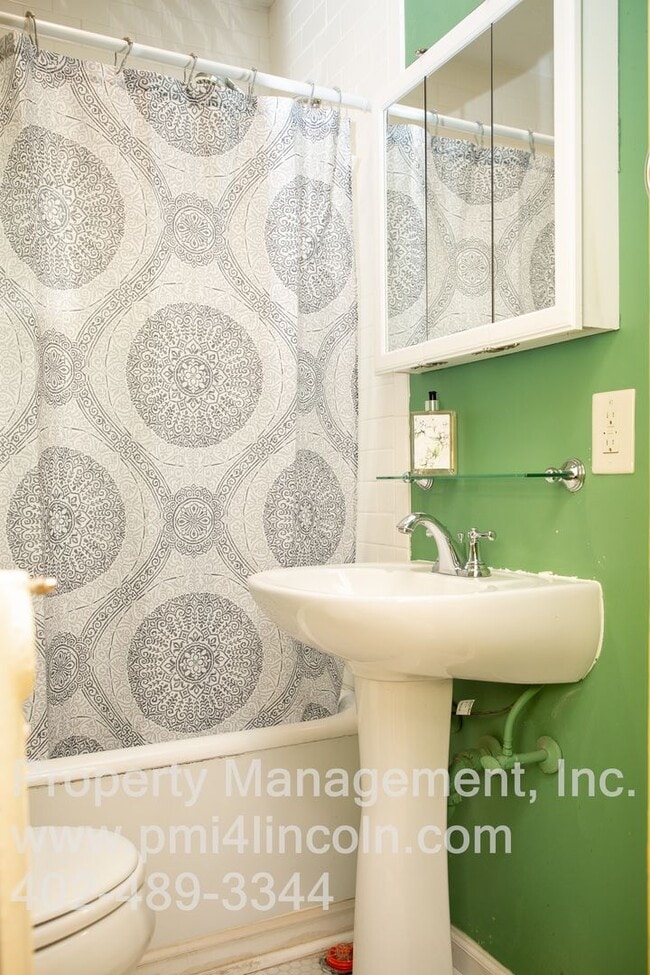 Building Photo - Remodeled, Furnished 1 Bedroom Apartment Available Now!