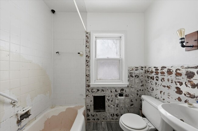 Building Photo - 2105 Lakeview Ave