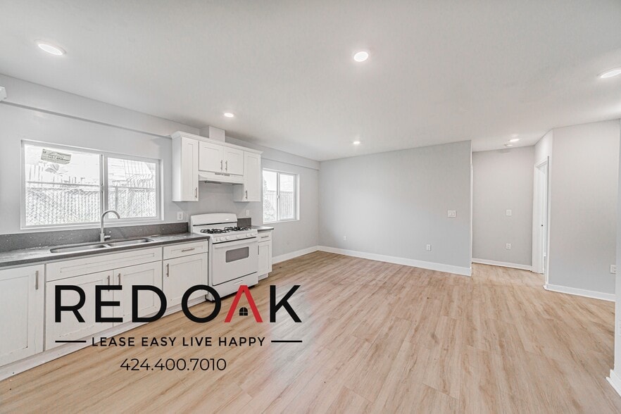 Building Photo - 923 W 75th St