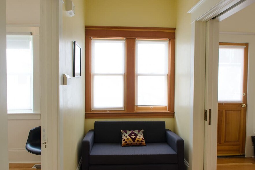 Building Photo - 1523 SE Ankeny St