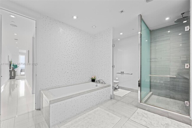 Building Photo - 16901 Collins Ave