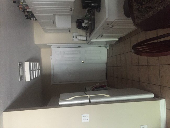 full kitchen - 847 W Georgia St