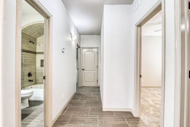 Building Photo - Beautiful 3 bed-2 baths with Casa Club/Gym...
