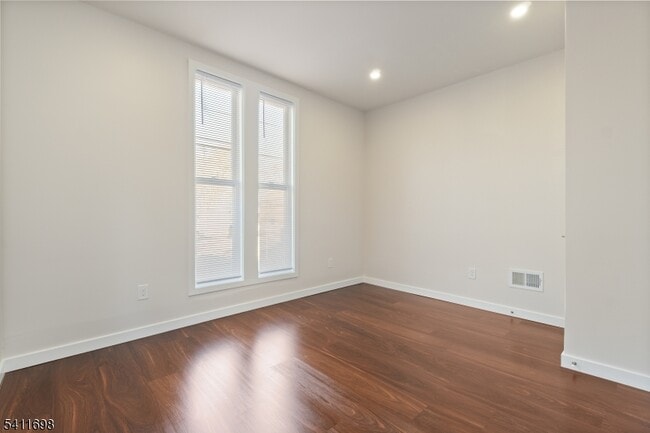 Building Photo - 826 George St