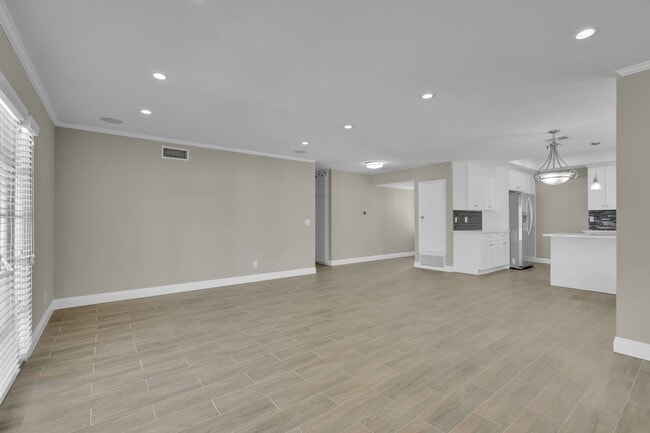 Building Photo - 20111 Lakemore Dr