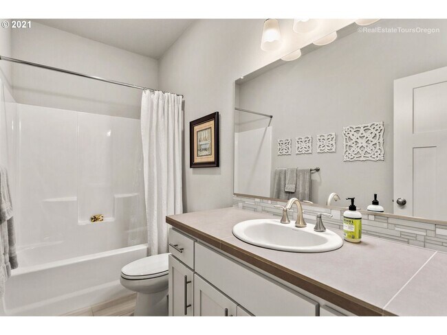 Building Photo - Stunning 3BD Home in Ridgefield!  Gourmet Kitchen & High End Finishes!