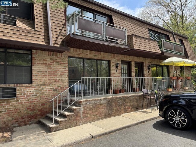 Primary Photo - 244 Collignon Way