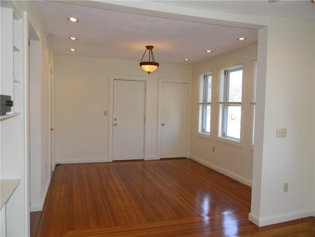 Building Photo - 152 Elmgrove Ave