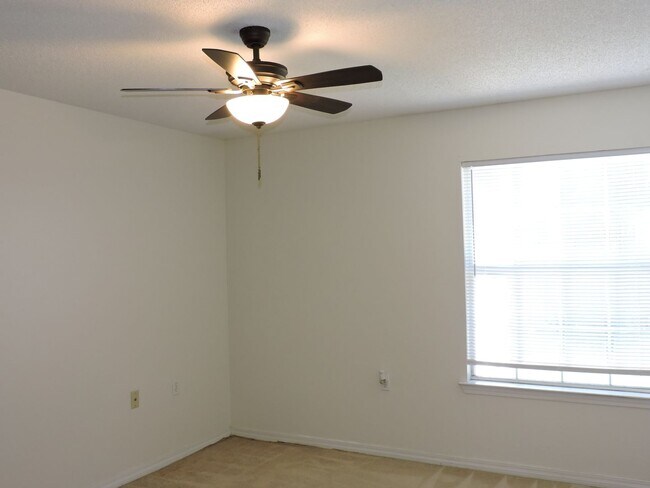 Building Photo - Great townhome in Northeast Pensacola!