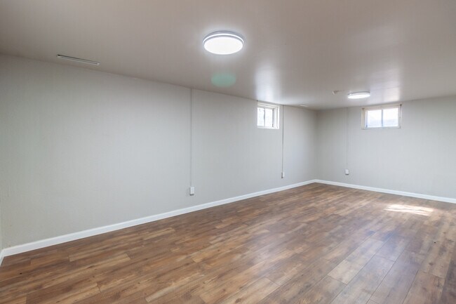 Building Photo - 804 Cahill Dr