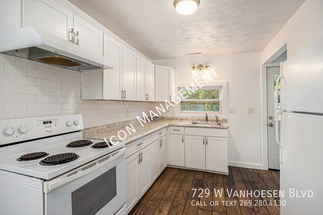 Building Photo - 729 W Van Hoesen Blvd