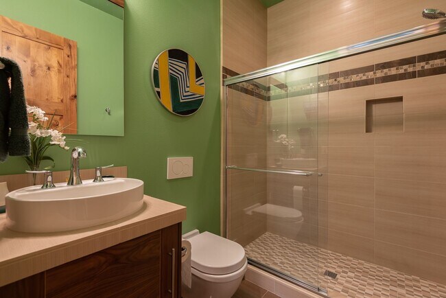 Building Photo - Tetherow!! Amazing Townhome that is fully ...