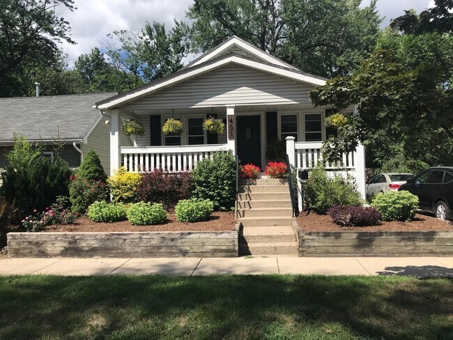 Building Photo - 401 E Cambourne St