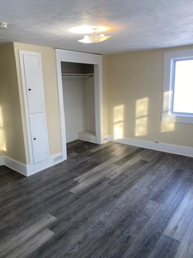 Building Photo - Spacious and beautifully remodeled 5 bed 2 bathroom home