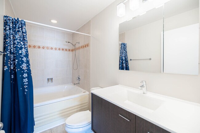 Building Photo - 680 N Green St