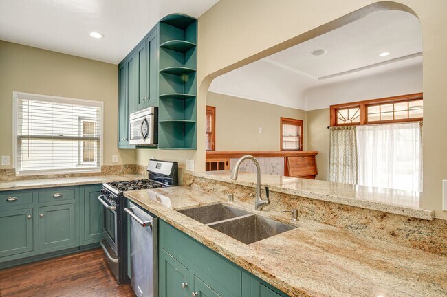 Building Photo - 4725 Kensington Dr