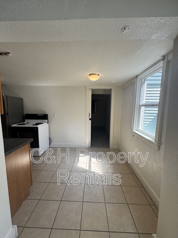 Building Photo - 1408 1/2 1st Street West