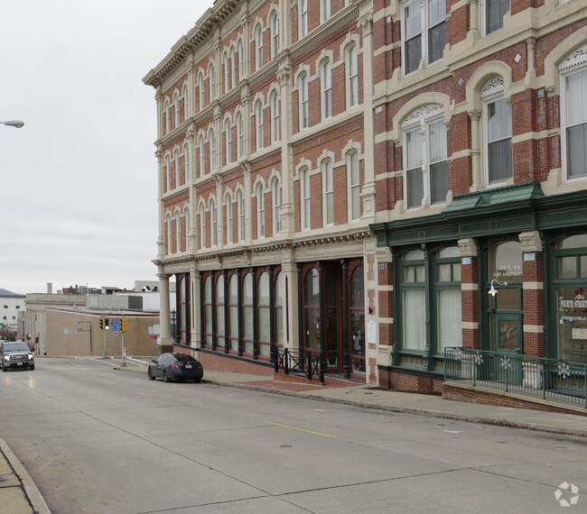Building Photo - Lofts at Landmark
