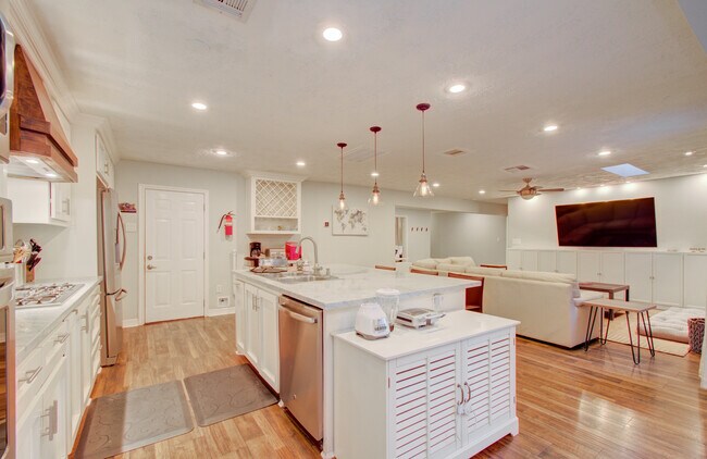 Building Photo - 11102 Hillcroft St