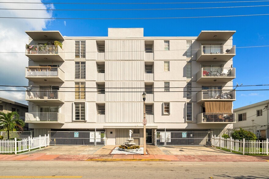 Building Photo - 8305 Crespi Blvd