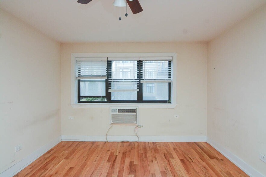 Building Photo - 675 W Wrightwood Ave