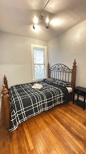 Building Photo - 710 Mulberry St