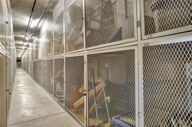 Building Photo - 2016 Main St