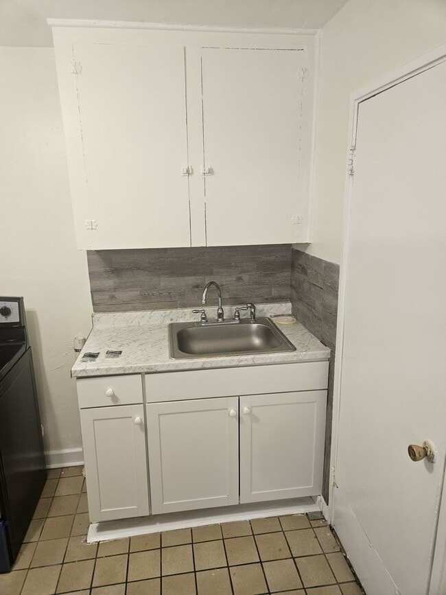 Building Photo - AFFORDABLE, SAFE & CLEAN Cozy 2 Bedroom Av...