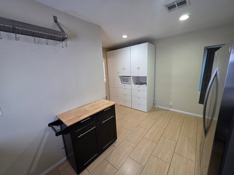 Building Photo - 15360 Saticoy St