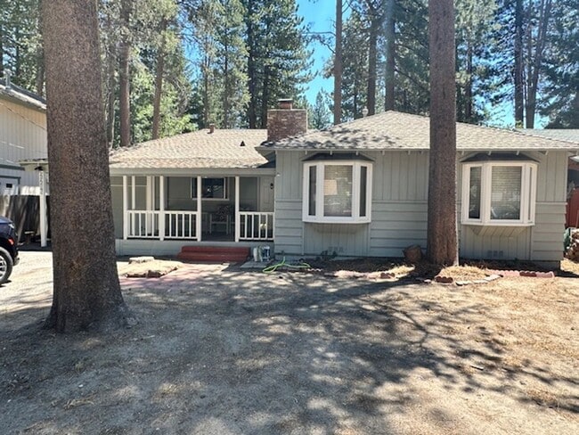 Primary Photo - Single level home w/ 3Bd and 2 Ba! Availab...