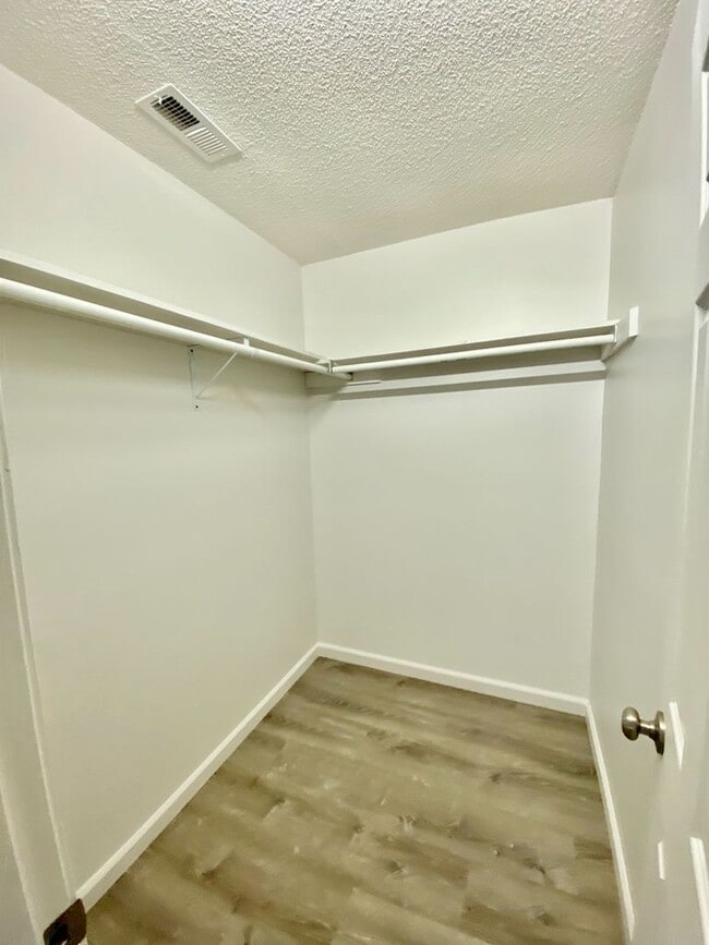 Building Photo - Centrally located home at Milepost 6